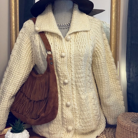 Like new MINNETONKA genuine leather fringe shoulder bag in cognac - Picture 4 of 15